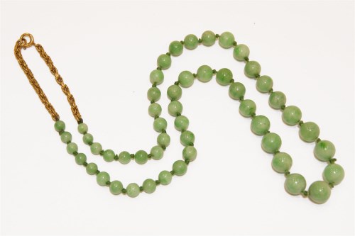 Lot 8 - A single row graduated jadeite bead necklace