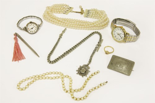 Lot 66 - A collection of jewellery to include a graduated curb link Albert chain with t-bar and silver fob