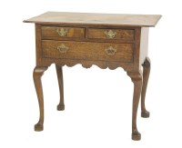 Lot 513 - An oak lowboy with three drawers