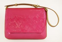 Lot 1093 - A Louis Vuitton vernis 'Thompson Street' shoulder handbag