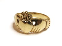 Lot 1125 - A 9ct gold gentleman's Claddagh ring