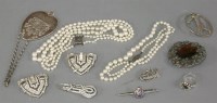 Lot 1076 - A two row graduated cultured pearl necklace