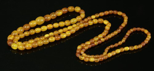 Lot 27 - A single row graduated amber bead necklace