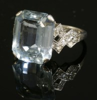 Lot 311 - A single stone aquamarine ring