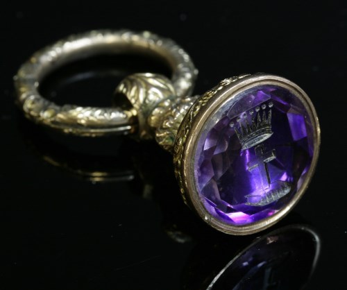 Lot 121 - A gold and amethyst seal