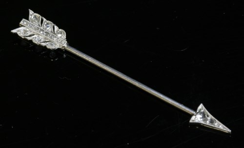 Lot 168 - An Art Deco diamond set arrow jabot or pin