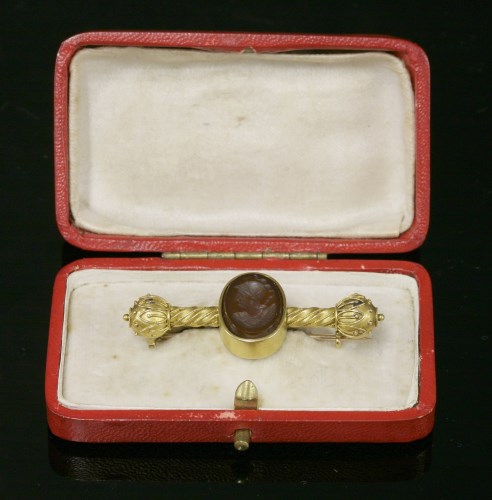 Lot 38 - A Victorian Etruscan-style gold barbell and intaglio brooch