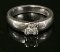 Lot 333 - A single stone diamond ring