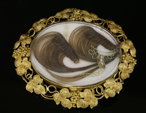 Lot 40 - A Victorian gold brooch