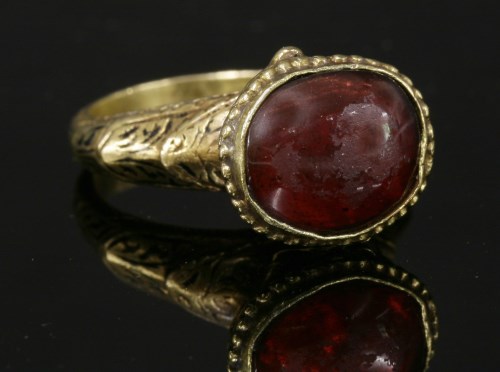 Lot 124 - An Islamic gold and garnet ring