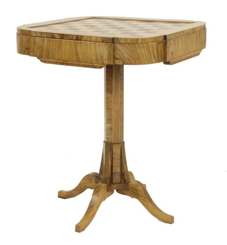 Lot 132 - An Art Deco walnut chess table