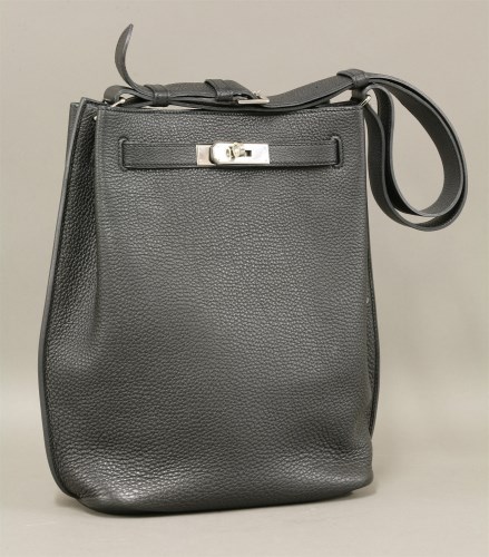 Lot 1002 - An Hermès 'So-Kelly 22' bag