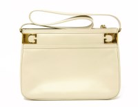 Lot 1096 - A Gucci vintage cream leather handbag