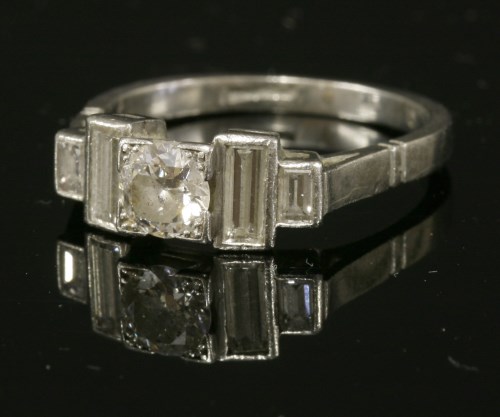 Lot 151 - An Art Deco single stone diamond ring