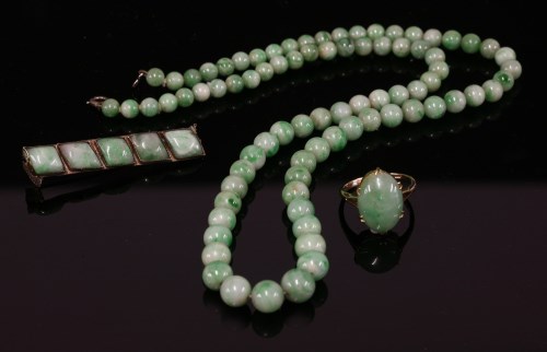 Lot 142 - A single row graduated jade bead necklace
