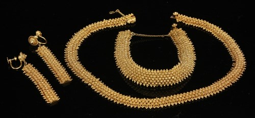 Lot 197 - A Continental gold cannetille-style necklace