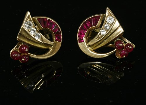 Lot 200 - A pair of gold