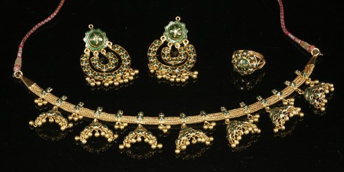 Lot 253 - An Indian high carat gold and enamel necklace