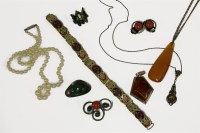 Lot 70 - A collection of jewellery