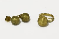 Lot 42 - A gold single textured ball ring