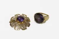 Lot 47 - A gold single stone colour change synthetic sapphire ring