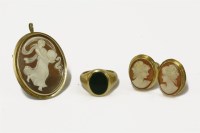 Lot 52 - An 18ct gold oval bloodstone signet ring