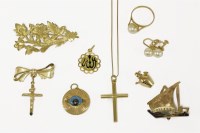 Lot 77 - A collection of jewellery to include a gold floral spray brooch