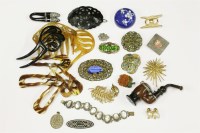 Lot 71 - A collection of costume jewellery to include an Arts & Crafts Ruskin style cabochon brooch