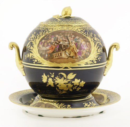 Lot 14 - A Vienna porcelain tureen