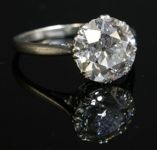 Lot 174 - A single stone diamond ring
