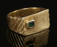 Lot 217 - A gentlemen's single stone emerald signet ring