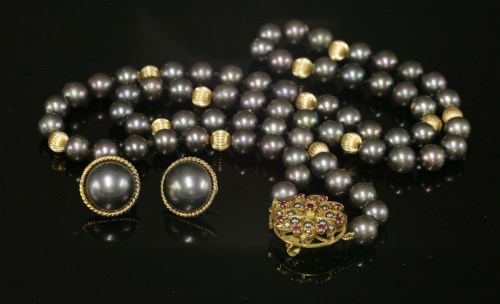 Lot 276 - A single row uniform cultured pearl necklace