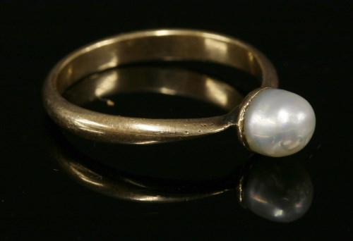 Lot 142 - A single stone pearl ring