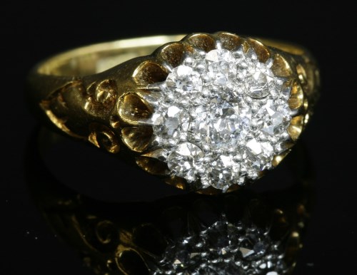 Lot 89 - An Edwardian diamond cluster ring