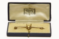 Lot 38 - A cased gold fox head bar brooch/stick pin