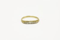 Lot 129 - A gold five stone graduated diamond ring