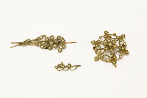 Lot 113 - A late Victorian gold split pearl brooch