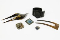 Lot 194 - A collection of costume jewellery and miscellaneous items