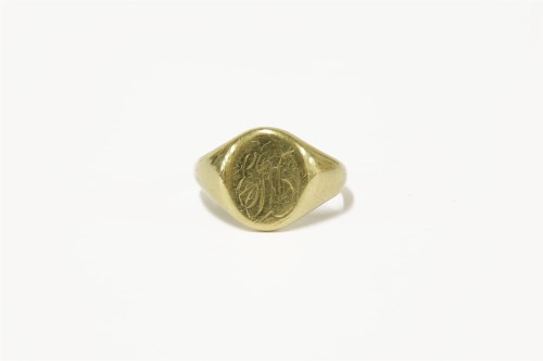 Lot 62 - A gentleman's 9ct gold signet ring