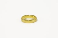 Lot 72 - A 22ct gold wedding ring