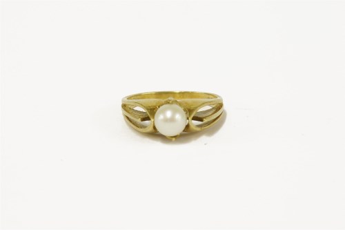 Lot 73 - An 18ct gold single stone cultured pearl ring