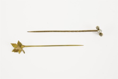 Lot 6 - A gold three stone pearl and diamond stick pin in case