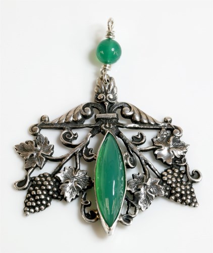 Lot 21 - A silver Arts and Crafts chrysoprase pendant