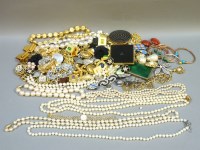 Lot 77 - A mixed quantity of costume jewellery