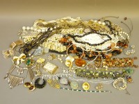 Lot 78 - A tray of mixed costume jewellery