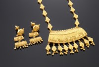 Lot 527 - An Indian high carat gold pendant necklace and matched earring suite