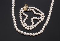 Lot 540 - A single row uniform cultured pearl necklace