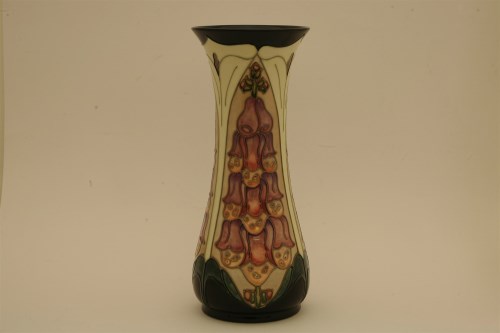Lot 1195 - A Moorcroft 'Foxglove' vase
