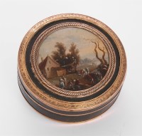 Lot 251 - A French gold-mounted lacquered tortoiseshell bonbonnière
