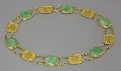 Lot 211 - A gold and jadeite Necklace